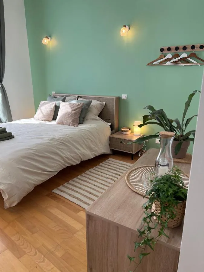 Le Relais De Chadeleuf Bed & Breakfast 0*,
